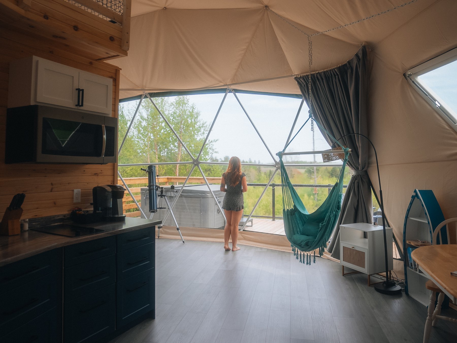 Harbor Haven — the living space opening onto the panoramic window